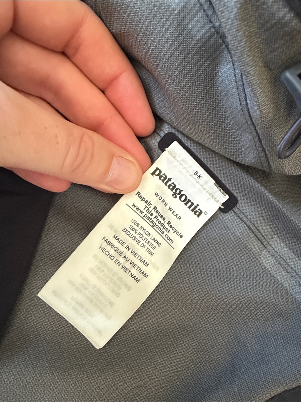 Patagonia Women's Black lightweight rain jacket with tapped Gray Zippers - Picture 4 of 4